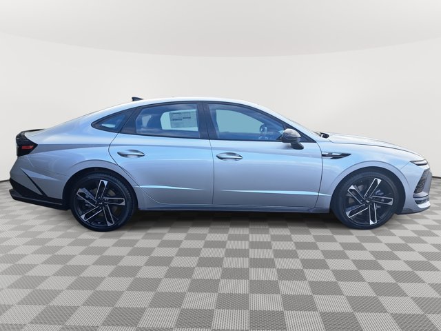Vehicle image 4 of 28