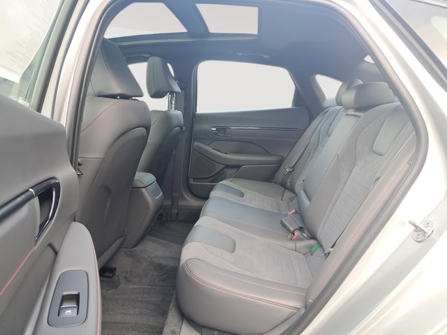 Vehicle image 13 of 28