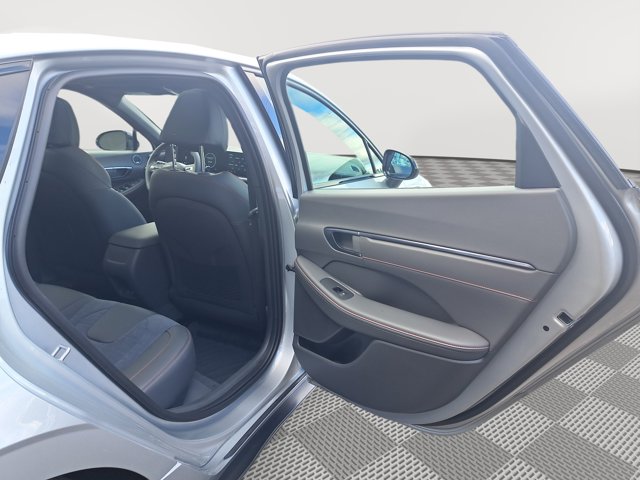 Vehicle image 14 of 28