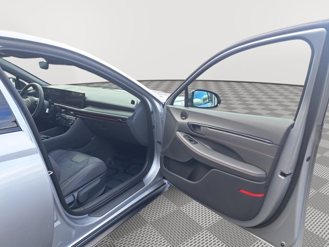 Vehicle image 16 of 28
