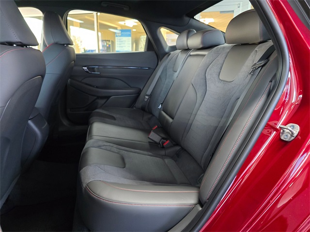Vehicle image 25 of 28