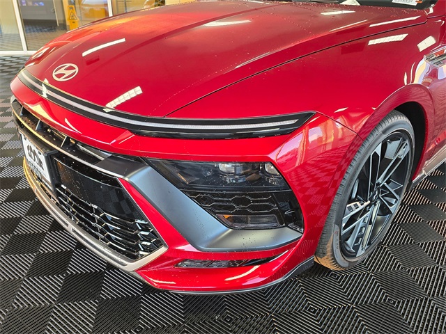 Vehicle image 11 of 28