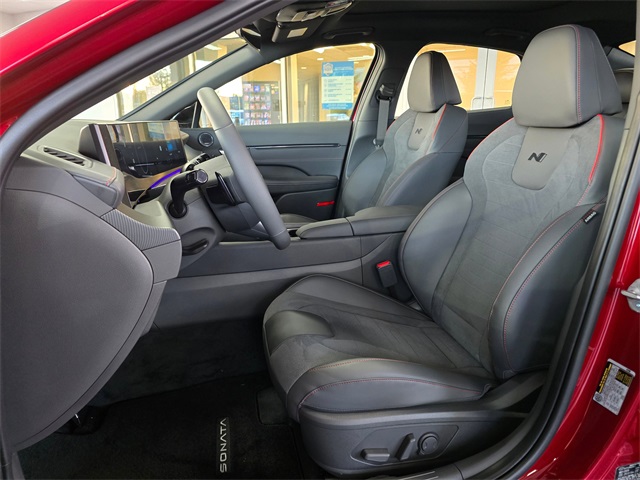 Vehicle image 16 of 28