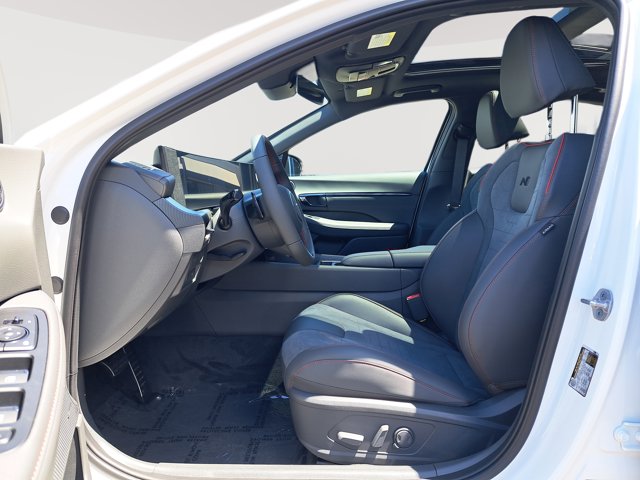 Vehicle image 11 of 28
