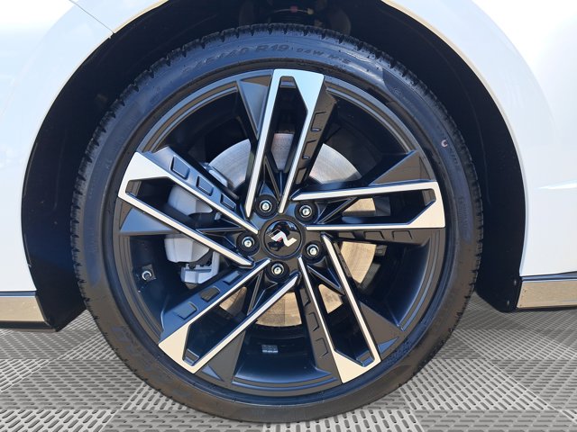 Vehicle image 9 of 28