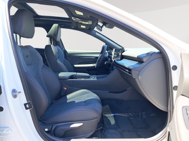 Vehicle image 17 of 28