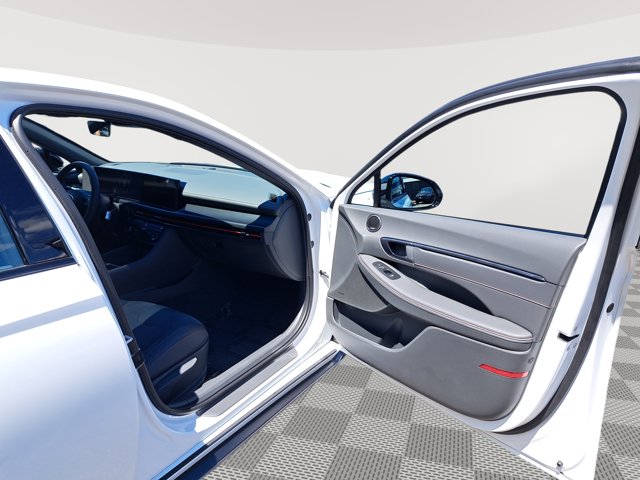 Vehicle image 16 of 28