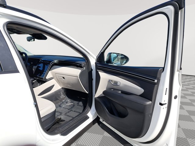 Vehicle image 16 of 28