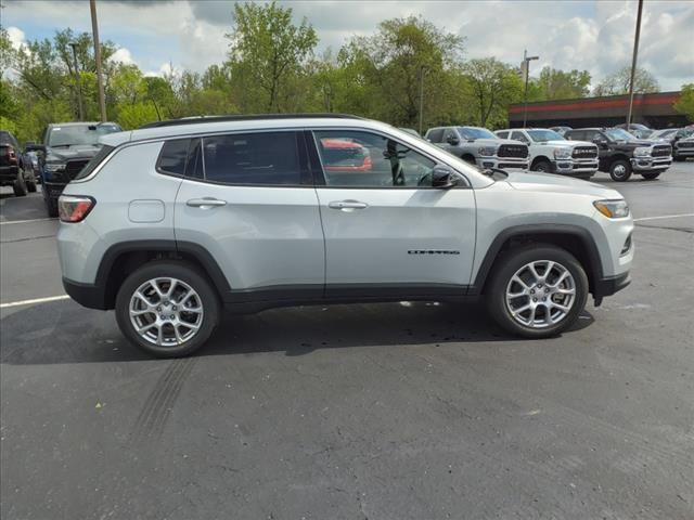 2024 Jeep Compass Latitude Lux