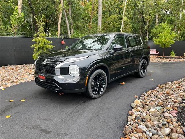 2024 Mitsubishi Outlander SE Black Edition w/Pano Roof