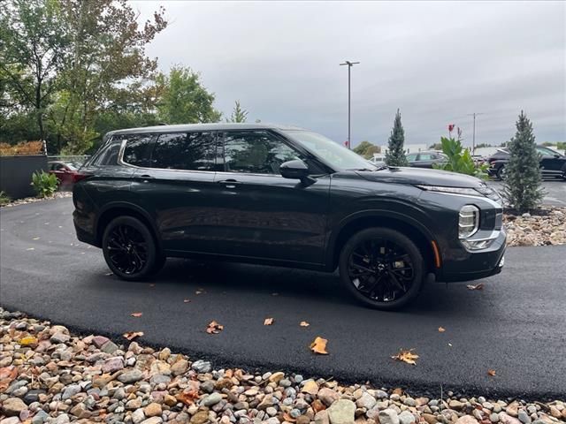 2024 Mitsubishi Outlander SE Black Edition w/Pano Roof