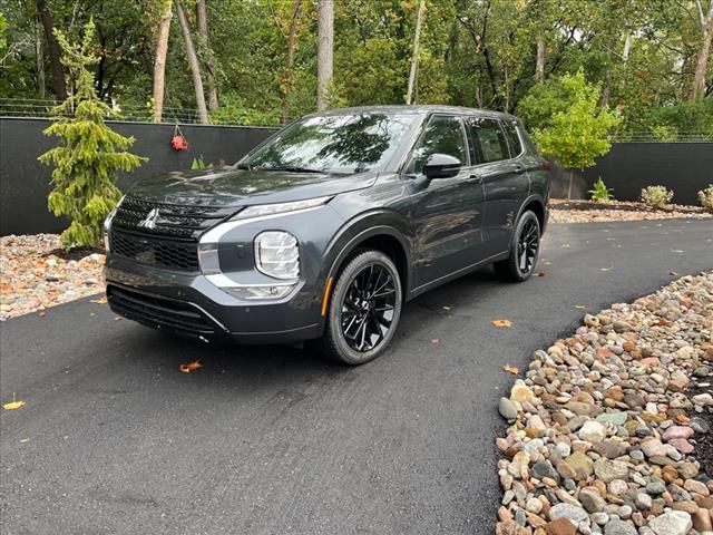 2024 Mitsubishi Outlander SE Black Edition w/Pano Roof