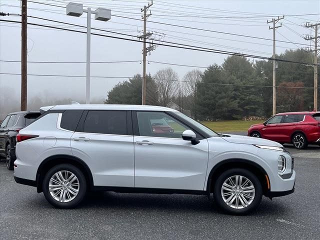 2024 Mitsubishi Outlander ES