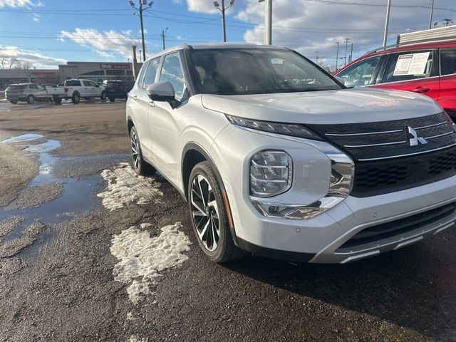 2024 Mitsubishi Outlander SE Black Edition w/Pano Roof