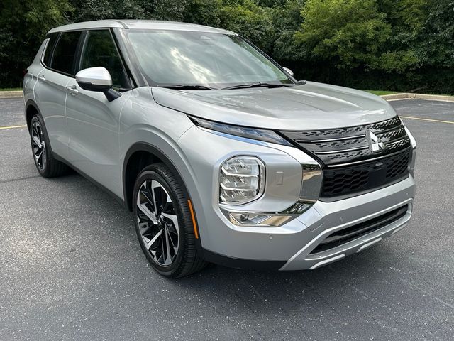 2024 Mitsubishi Outlander SE Black Edition w/Pano Roof