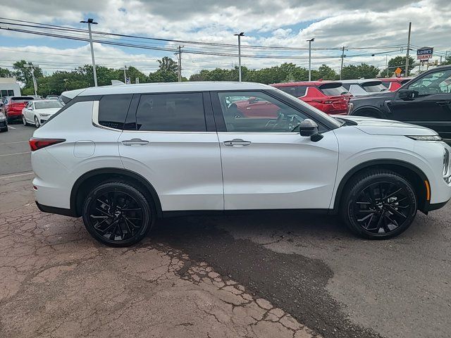 2024 Mitsubishi Outlander SE Black Edition w/Pano Roof