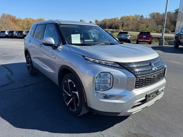 2024 Mitsubishi Outlander SE Black Edition w/Pano Roof