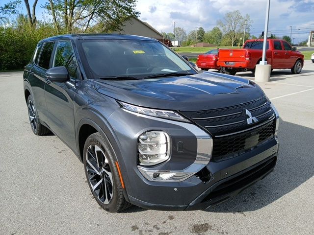 2024 Mitsubishi Outlander SE Black Edition w/Pano Roof