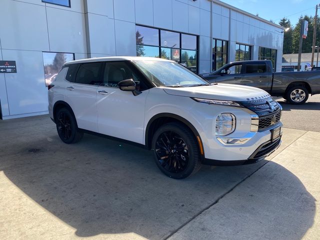 2024 Mitsubishi Outlander SE Black Edition w/Pano Roof