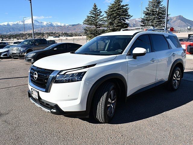 2024 Nissan Pathfinder SL