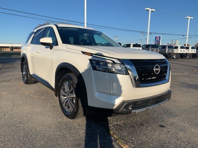 2024 Nissan Pathfinder SL