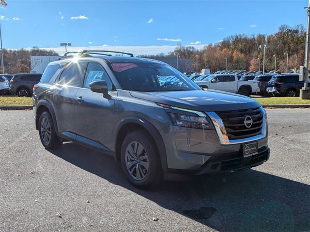 2024 Nissan Pathfinder SV