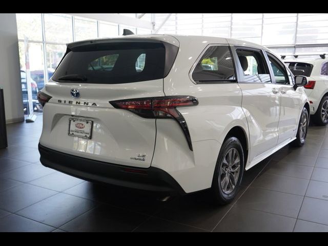 2024 Toyota Sienna LE