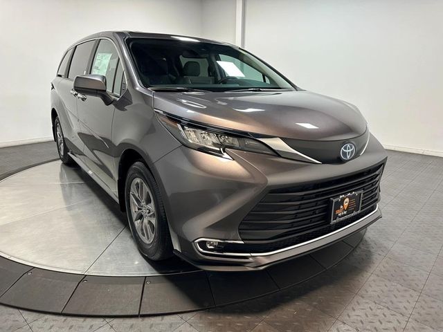 2024 Toyota Sienna XLE