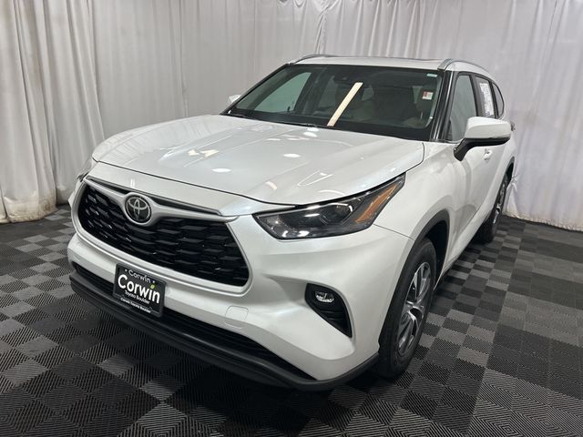 2024 Toyota Highlander LE