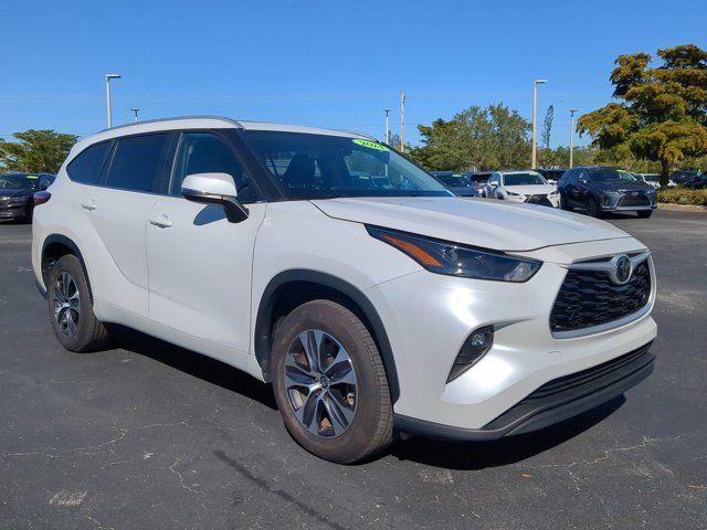 2024 Toyota Highlander LE