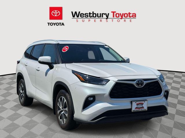 2024 Toyota Highlander LE