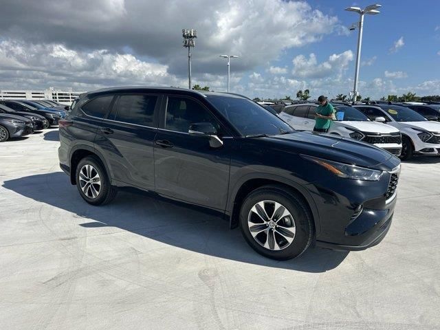 2024 Toyota Highlander LE