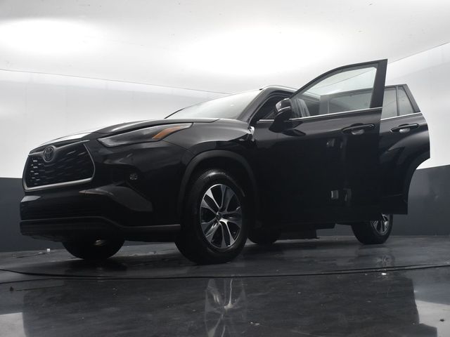 Used 2024 Toyota Highlander LE For Sale in Victoria, TX | Capital One ...