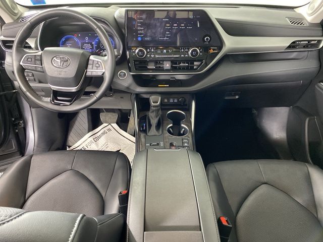 2024 Toyota Highlander Hybrid Platinum