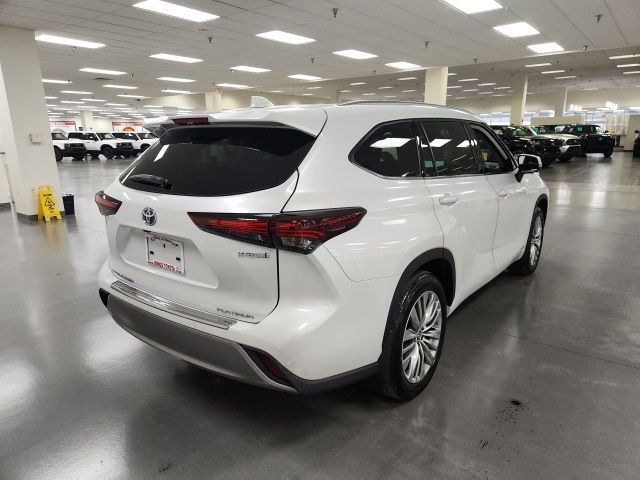 2024 Toyota Highlander Hybrid Platinum