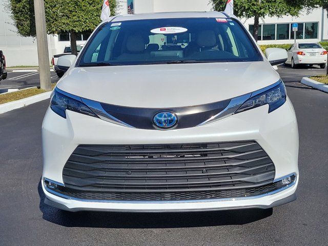 2024 Toyota Sienna 