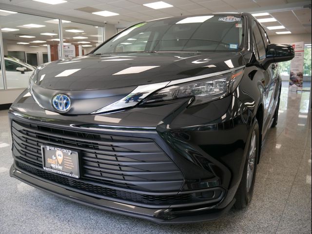 2024 Toyota Sienna LE