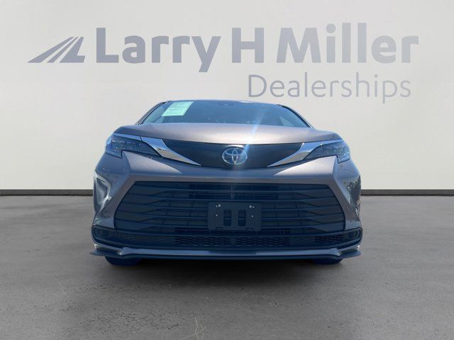 2024 Toyota Sienna LE