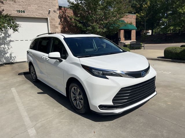 2024 Toyota Sienna LE