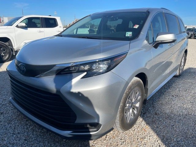 2024 Toyota Sienna LE