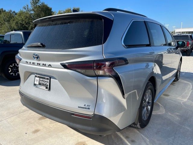 2024 Toyota Sienna LE