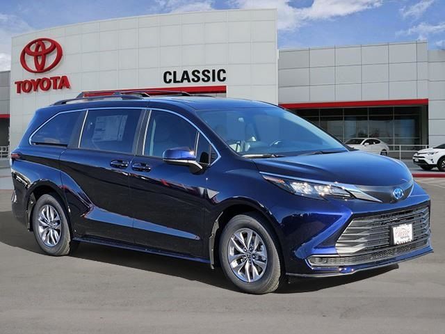 2024 Toyota Sienna LE