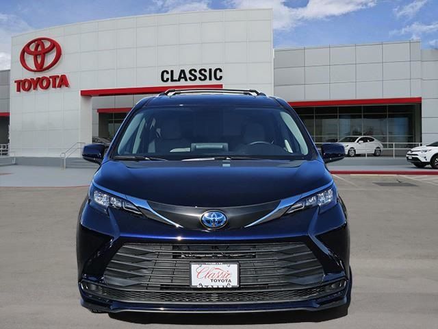 2024 Toyota Sienna LE