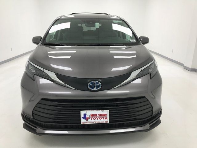 2024 Toyota Sienna LE