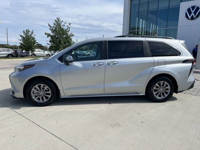 2024 Toyota Sienna LE