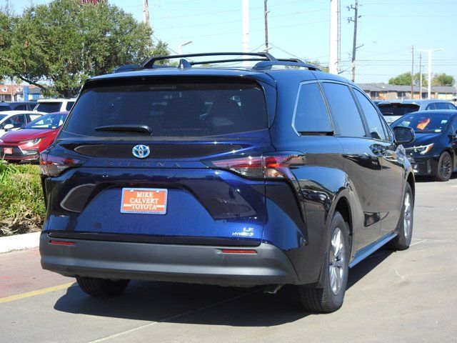 2024 Toyota Sienna LE