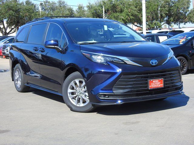 2024 Toyota Sienna LE