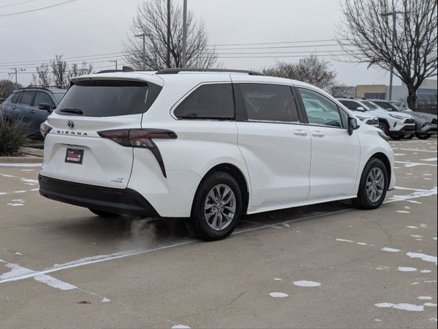 2024 Toyota Sienna LE