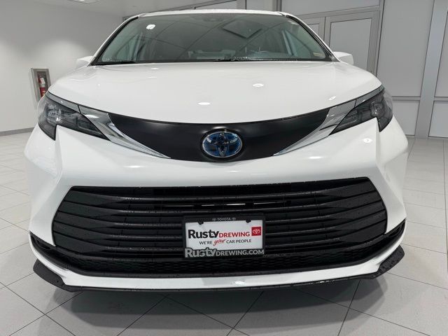 2024 Toyota Sienna LE