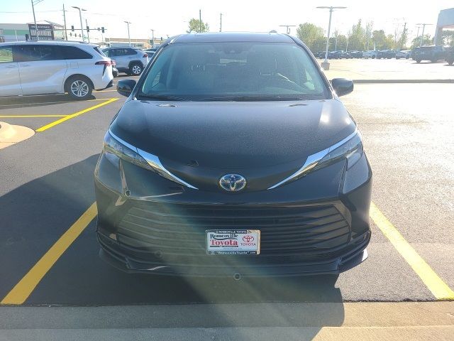 2024 Toyota Sienna LE